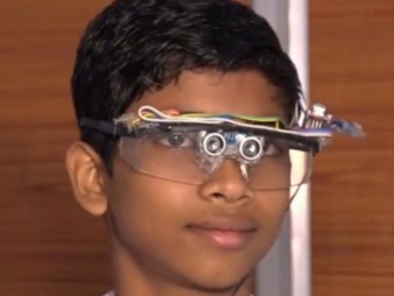Nam sinh lớp 8 chế tạo kính cảm biến cho người khiếm thị, khiếm thính