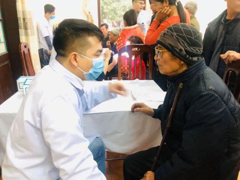 Khám bệnh cấp thuốc miễn phí và tặng quà cho NKT, người nghèo Hà Nội