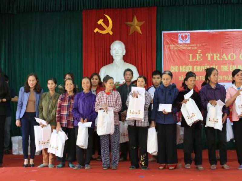 Trung ương Hội: 100 suất quà trao tặng người khuyết tật, trẻ mồ côi nghèo Hà Nội