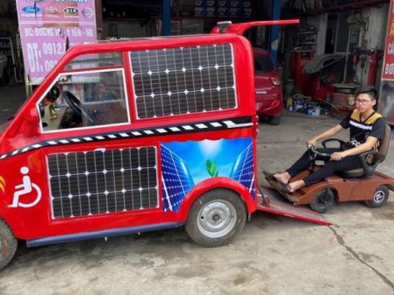Nam sinh lớp 12 “trình làng” ô tô dành cho người khuyết tật chạy bằng năng lượng mặt trời