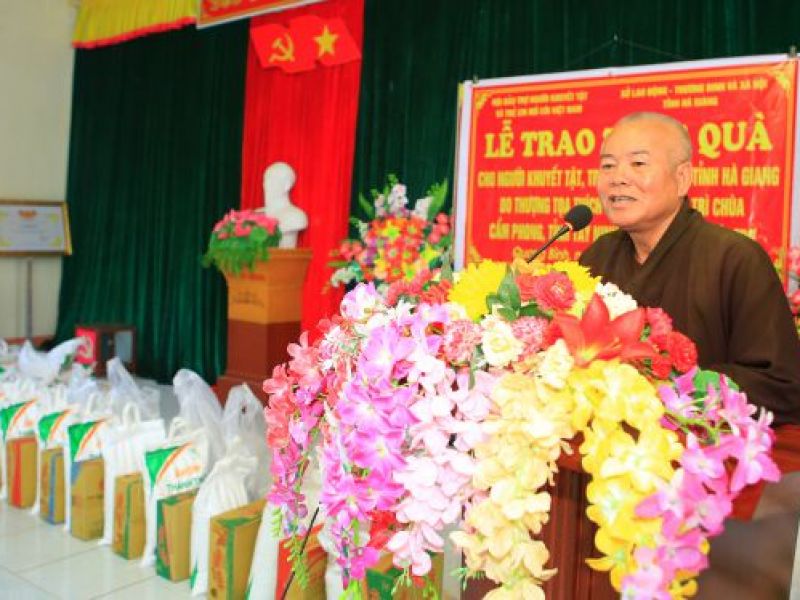 Chùa Cẩm Phong, tỉnh Tây Ninh  trao 400 phần quà cho người già, người khuyết tật, người nghèo tỉnh Hà Giang và Phú Thọ.