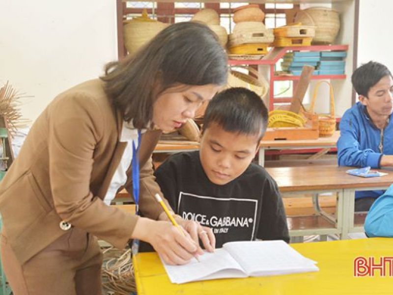 Chuyện những giáo viên dạy nghề cho người khuyết tật ở Hà Tĩnh