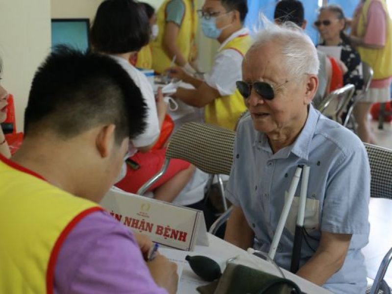 Khám bệnh và cấp thuốc miễn phí cho 200 người khiếm thị quận Hoàn Kiếm