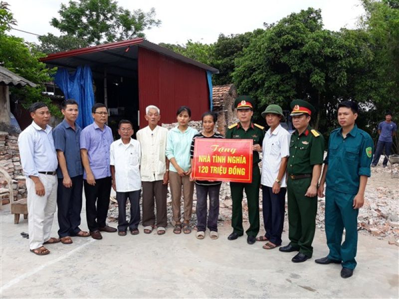 Bình Giang (Hải Dương): Ban CHQS huyện phối hợp tổ chức khởi công xây dựng nhà tình nghĩa cho hộ nghèo