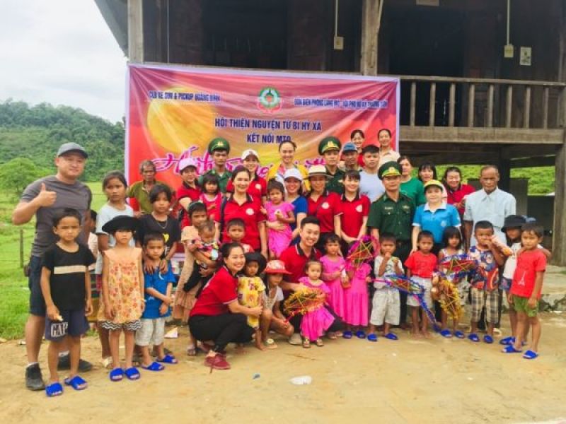 Tỉnh Hội Quảng Bình: Tặng quà cho trẻ em và bà con xã Trường Sơn