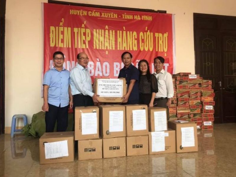 Tỉnh Hội Nghệ An: Trao tặng thuốc cho đồng bào bị lũ lụt Hà Tĩnh
