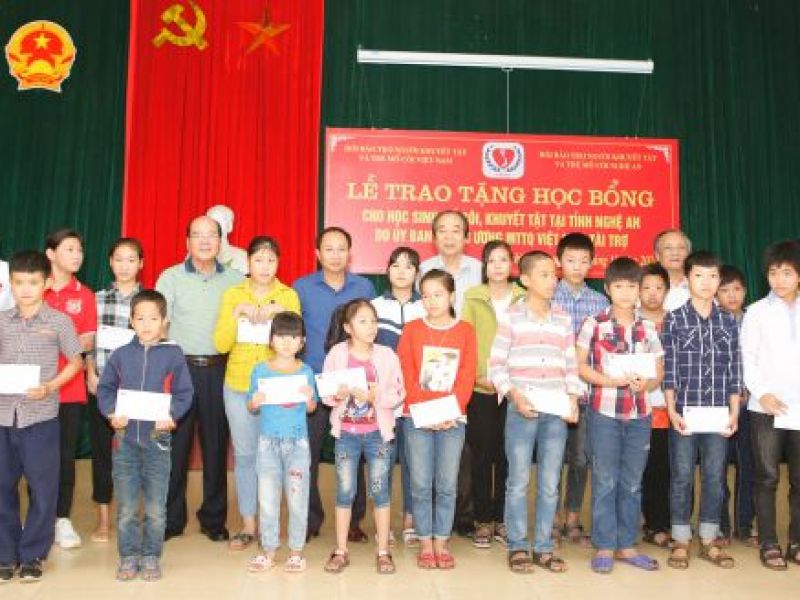 Trao tặng 100 phần quà  cho học sinh mồ côi, khuyết tật huyện Nghĩa Đàn,  Quỳ Hợp, tỉnh Nghệ An.