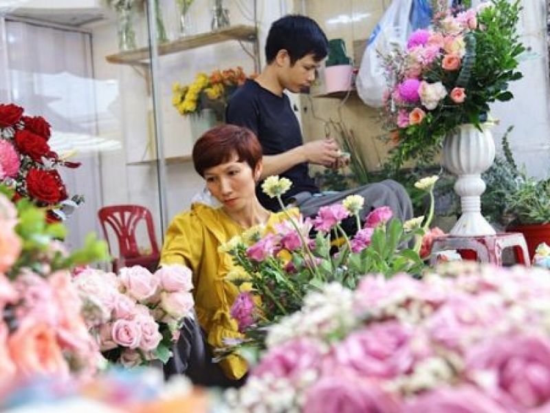 Mở tiệm hoa, vợ chồng khuyết tật thu nhập chục triệu đồng mỗi tháng