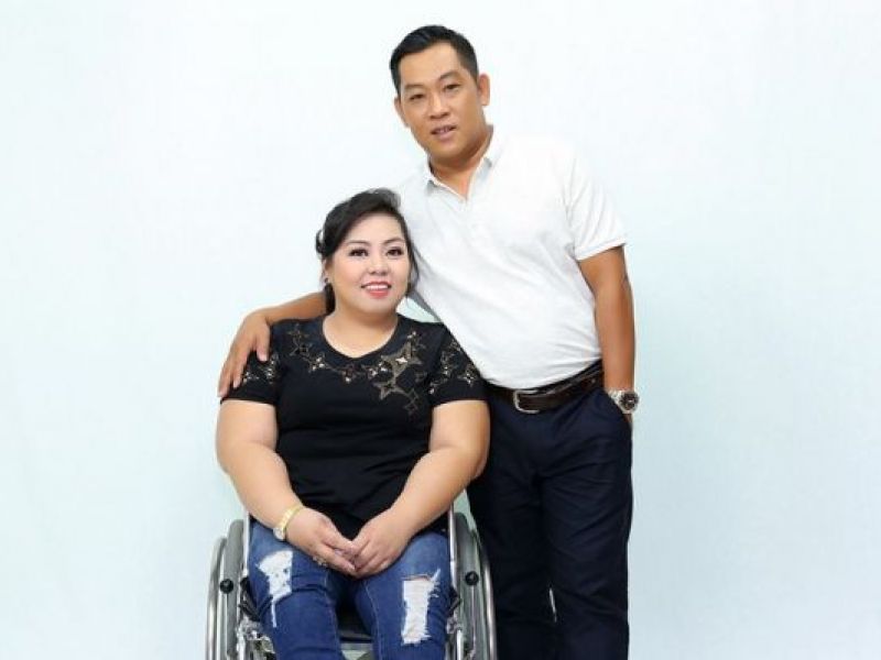 Cảm động tình yêu 15 năm bền chặt của huấn luyện viên và vợ khuyết tật