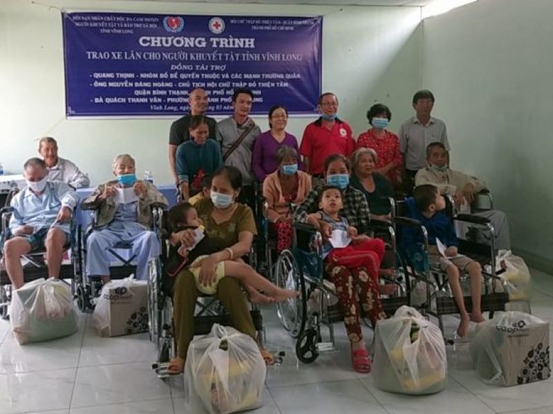 Tỉnh Hội Vĩnh Long: Trao 10 xe lăn và quà cho người khuyết tật