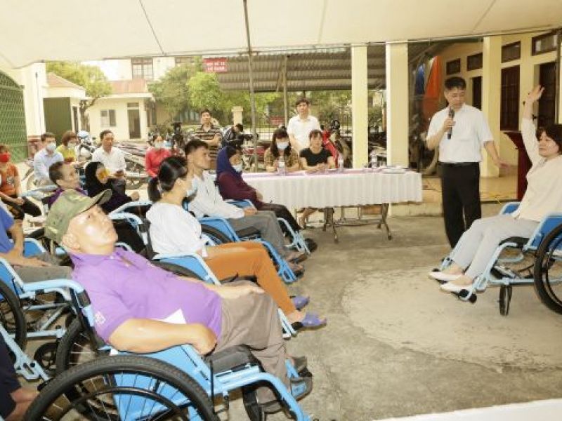 Trao tặng 56 chiếc xe lăn cho người khuyết tật huyện Mê linh và Quốc Oai, thành phố Hà Nội
