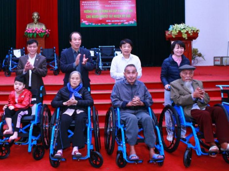 Trao tặng 27 xe lăn cho người khuyết tật huyện Mỹ Đức, thành phố Hà Nội