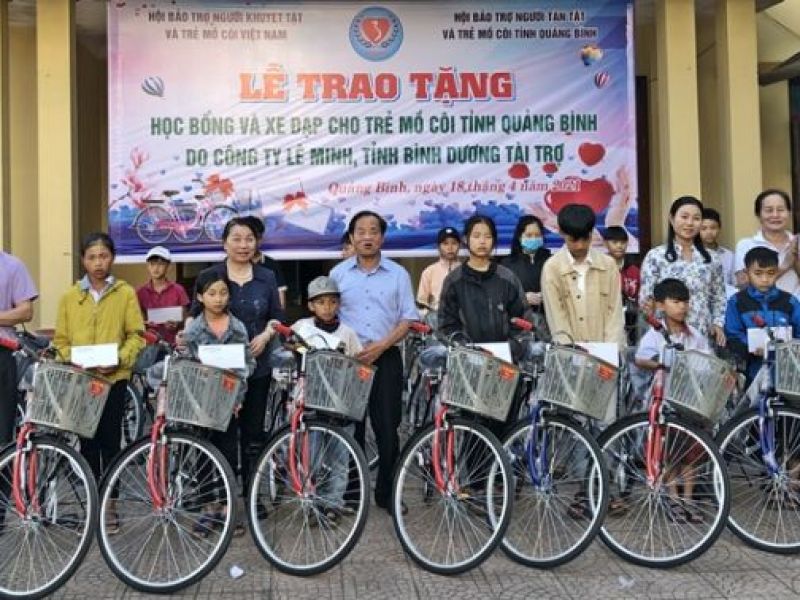 Trao 82 phần quà cho học sinh mồ côi nghèo tỉnh Quảng Bình