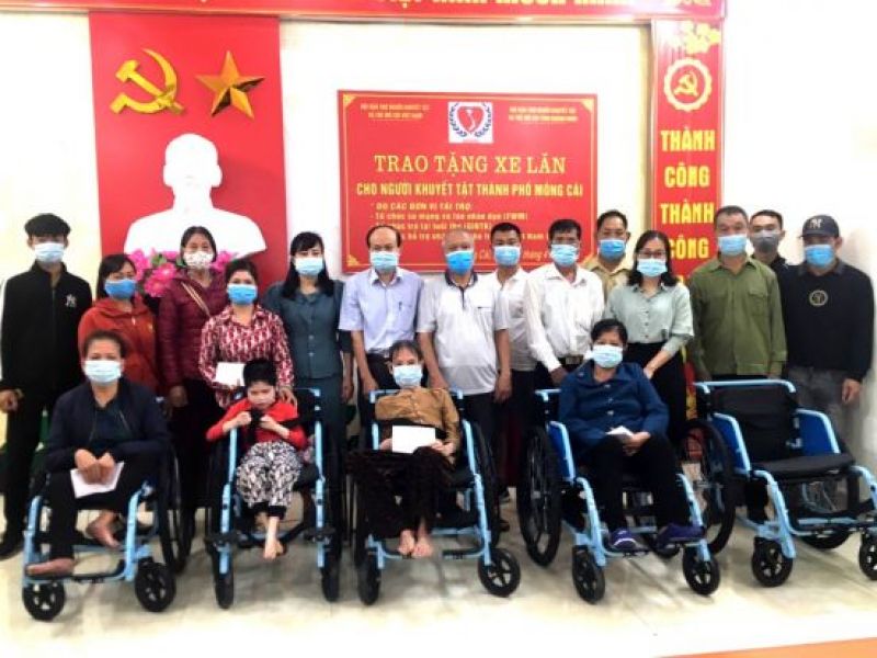 Tỉnh Hội Quảng Ninh: Trao tặng xe lăn cho người khuyết tật thành phố Móng Cái
