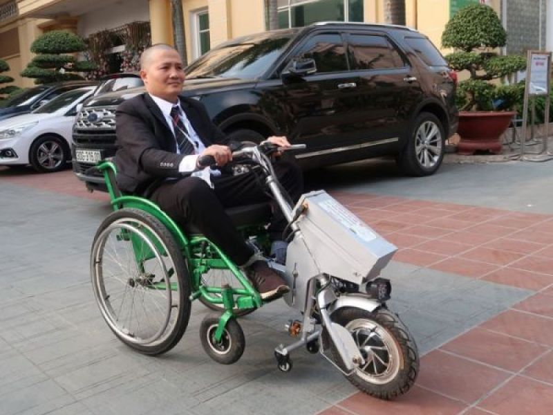Ông chủ công ty sản xuất xe lăn chạy điện: Người mất đôi chân không gục ngã