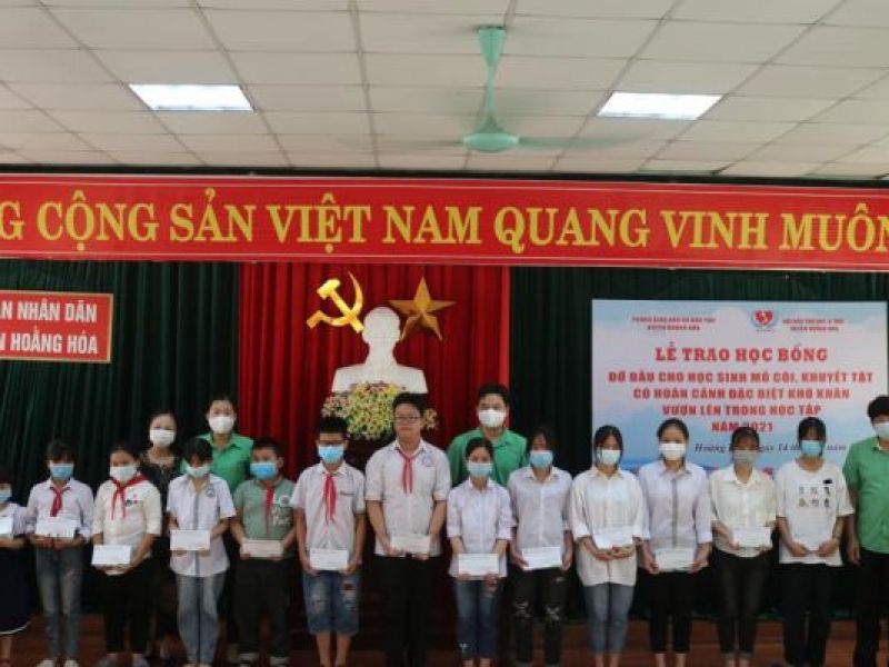 Tỉnh Hội Thanh Hóa: Huyện Hoằng Hóa trao học bổng cho học sinh khuyết tật, mồ côi