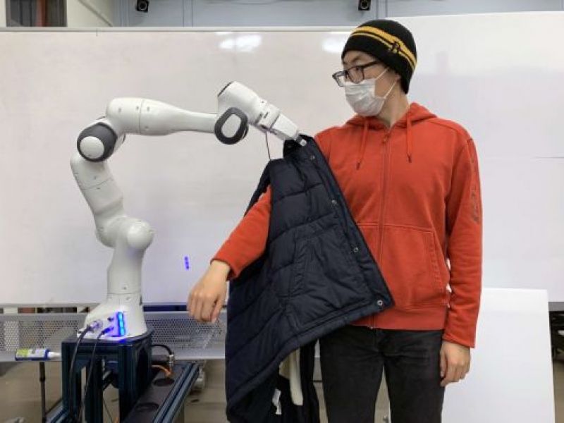 Robot giúp người khuyết tật mặc quần áo