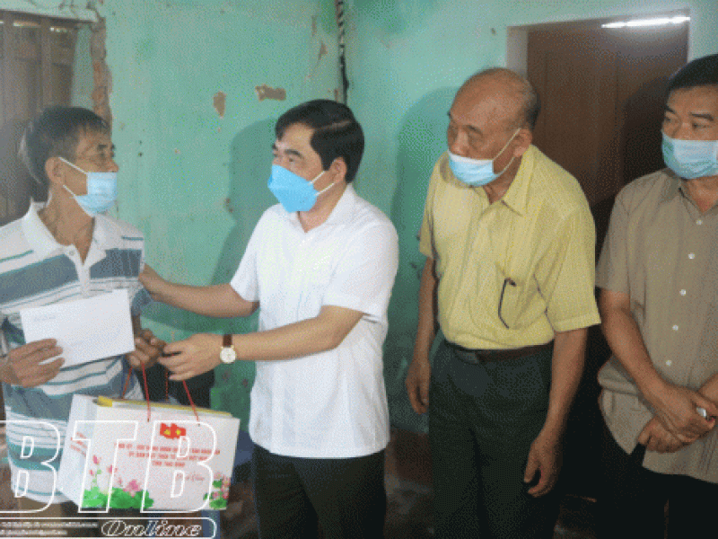 Thái Bình: Đồng chí Phó Bí thư thường trực Tỉnh ủy, Chủ tịch HĐND tỉnh thăm, tặng quà nạn nhân chất độc da cam