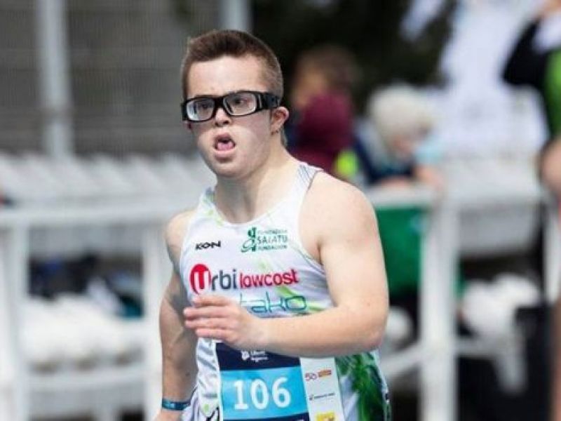 Vất vả xin 100.000 chữ ký để con trai bị thiểu năng dự Paralympic