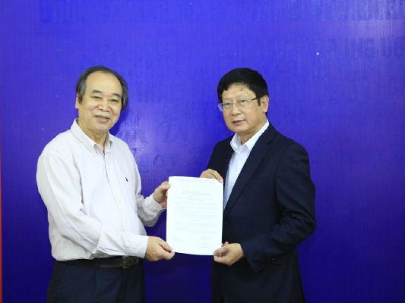 Trao quyết định bổ nhiệm Phó Chủ tịch Trung ương Hội cho ông  Đỗ Mạnh Hùng.