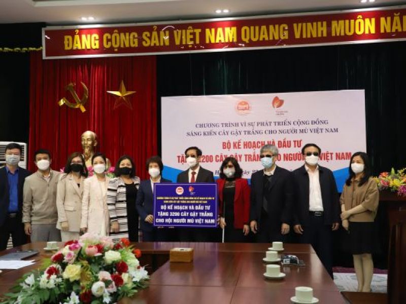 Bộ Kế hoạch và Đầu tư trao 3.200 cây gậy trắng cho Hội Người mù Việt Nam
