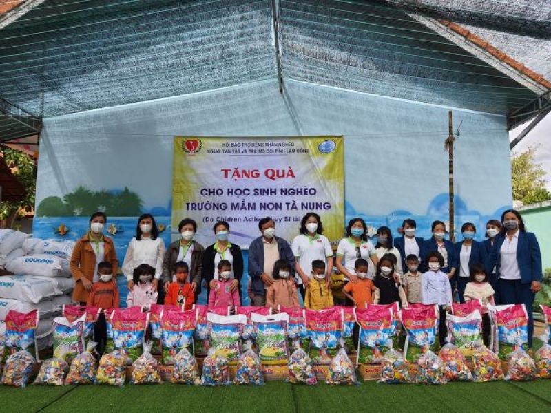 Tỉnh Hội Lâm Đồng: 255 phần quà tặng giáo viên, học sinh có hoàn cảnh khó khăn Trường Mầm non Tà Nung 