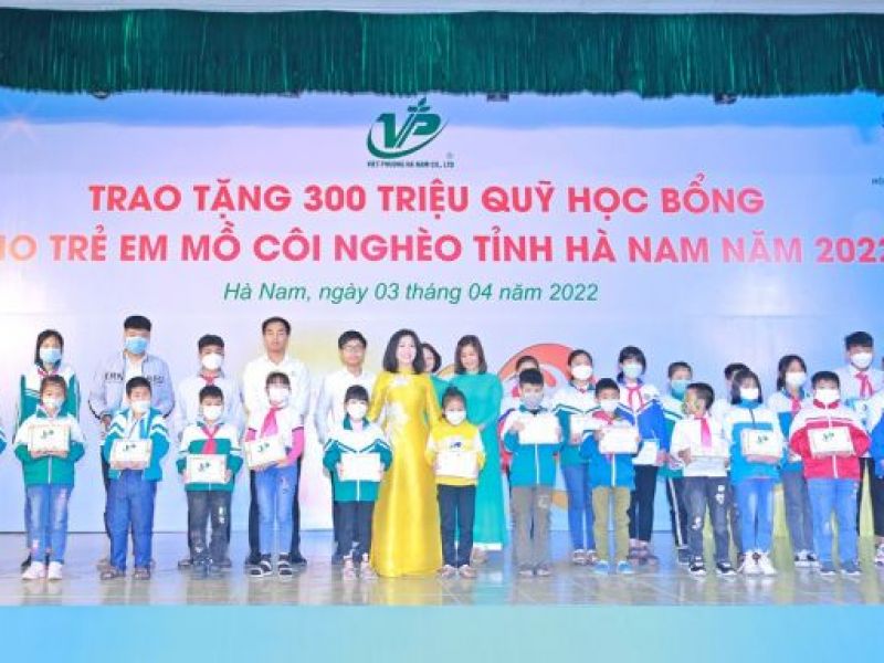 Công ty TNHH Việt Phương Hà Nam trao tặng 25 suất học bổng cho trẻ mồ côi nghèo
