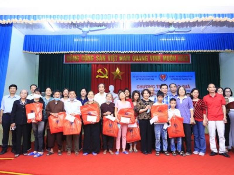 Thành Hội Hồ Chí Minh trao 200 phần quà tới NKT, TMC Phú Thọ, Tuyên Quang