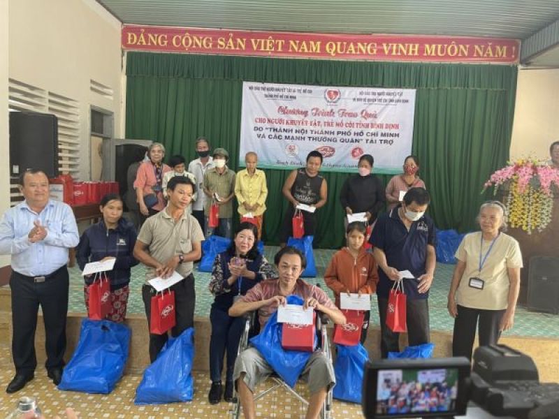 Thành Hội Thành phố Hồ Chí Minh: 600 triệu đồng tặng quà NKT, TMC tỉnh Gia Lai, Bình Định