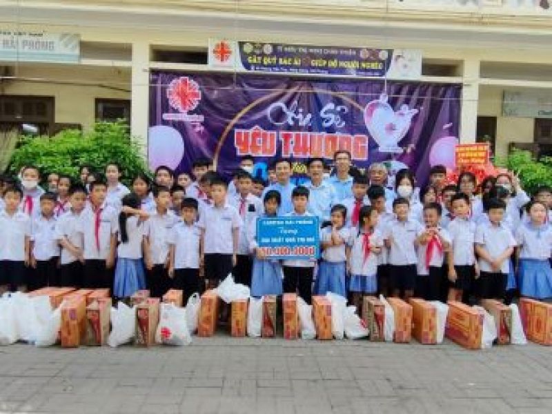 Thành Hội Hải Phòng: Trao tặng 250 phiếu mua hàng cho học sinh mồ côi, người có hoàn cảnh khó khăn