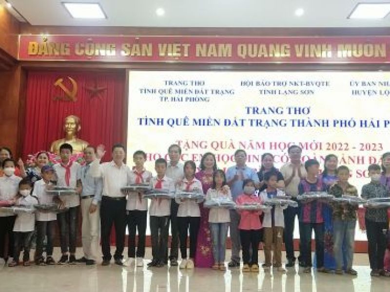 Tỉnh Hội Lạng Sơn: 100 suất quà tặng học sinh có hoàn cảnh đặc biệt khó khăn huyện Lộc Bình
