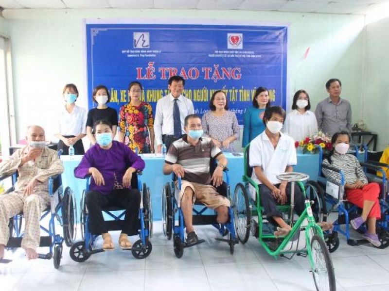 Tỉnh Hội Vĩnh Long: Trao tặng xe lăn, xe lắc, khung tập đi cho người khuyết tật