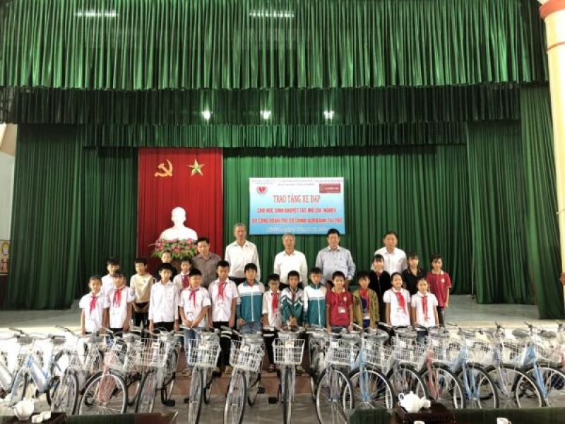 Trao tặng 20 xe đạp cho học sinh có hoàn cảnh khó khăn tỉnh Nam Định