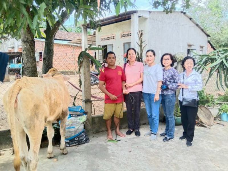 Tỉnh Hội Kon Tum: Trao tặng bò giống sinh sản cho gia đình người khuyết tật