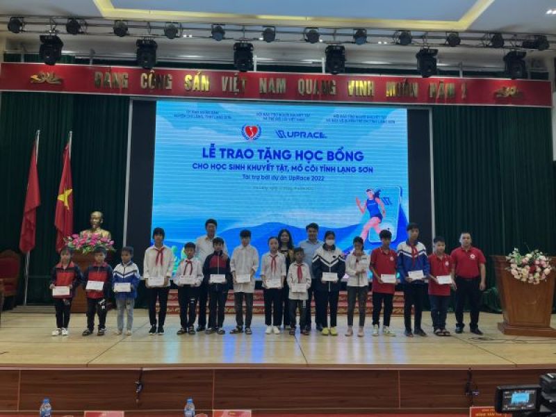 50 suất học bổng trao tặng học sinh khuyết tật, mồ côi huyện Chi Lăng, tỉnh Lạng Sơn