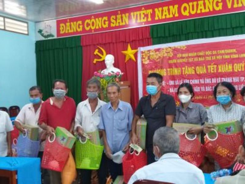 Tỉnh Hội Vĩnh Long: 200 phần quà tết trao tặng đối tượng tại Trà Ôn và Tam Bình