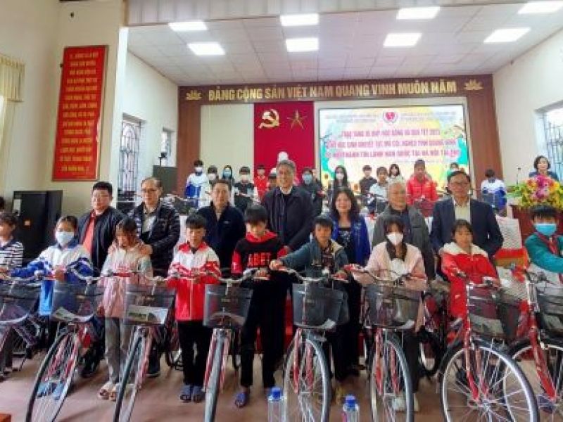Trao tặng xe đạp, học bổng, quà tết cho học sinh khuyết tật, mồ côi tỉnh Quảng Ninh
