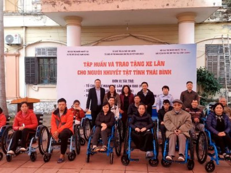 Tập huấn và trao tặng xe lăn cho người khuyết tật tỉnh Thái Bình