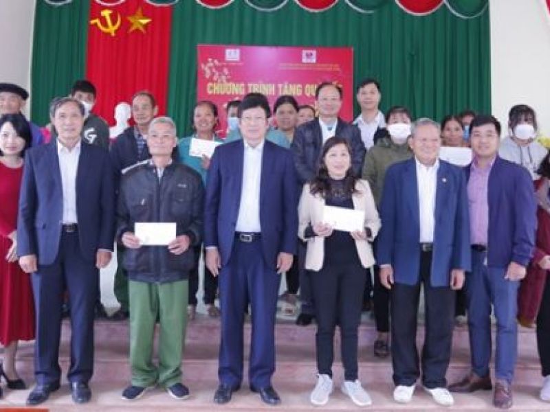 Trao 200 phần quà Tết cho người khuyết tật, trẻ mồ côi tỉnh Bắc Giang