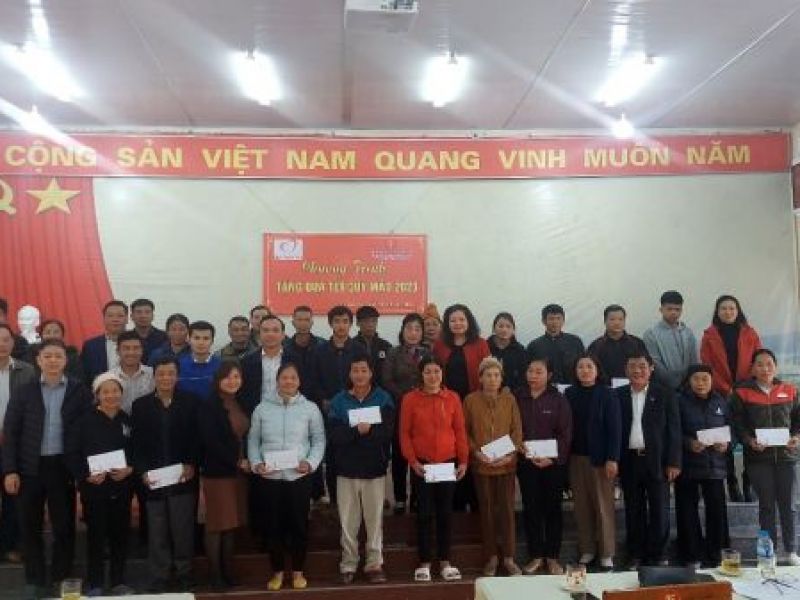Trao tặng 200 suất quà Tết cho người khuyết tật, trẻ mồ côi, người nghèo tỉnh Tuyên Quang