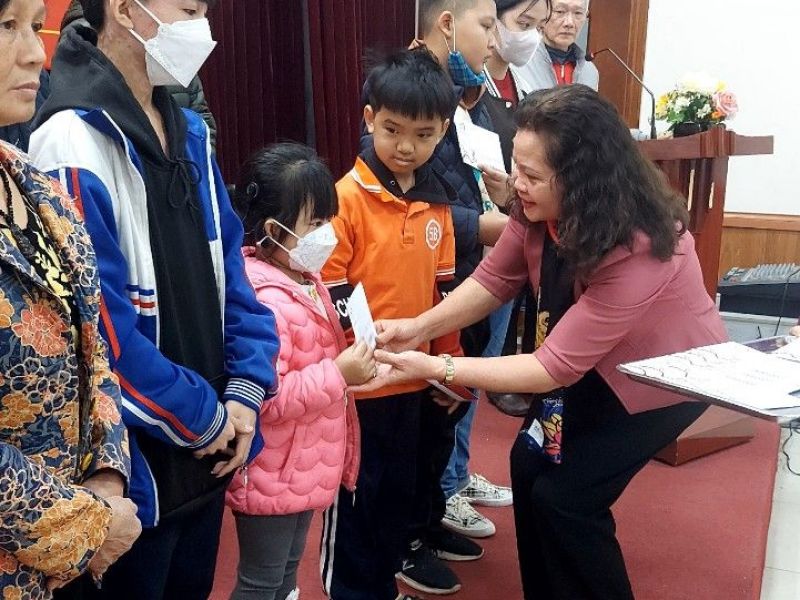 100 suất quà dành tặng người khuyết tật, trẻ mồ côi thành phố Hà Nội