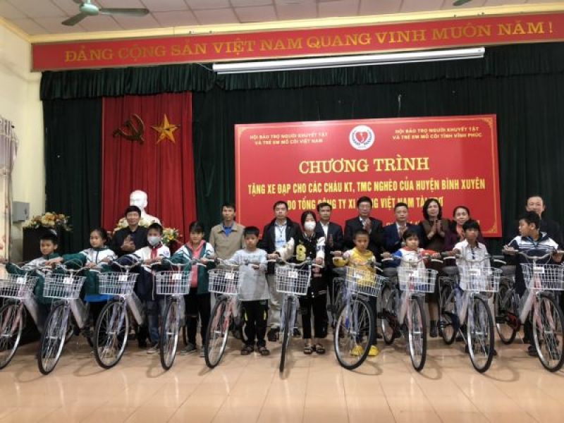 Tặng 30 xe đạp cho học sinh khuyết tật, trẻ mồ côi nghèo huyện Bình Xuyên