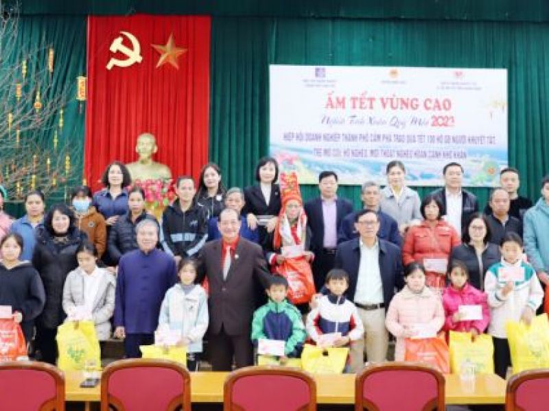 Tỉnh Hội Quảng Ninh: Trao tặng 100 suất quà cho người có hoàn cảnh khó khăn tại huyện Bình Liêu