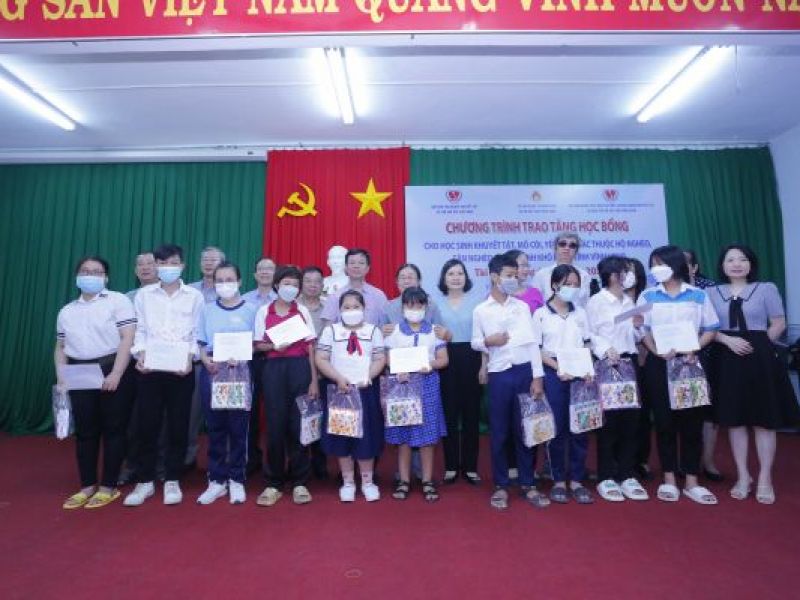 Trao tặng 50 suất học bổng cho học sinh khuyết tật, mồ côi tỉnh Vĩnh Long