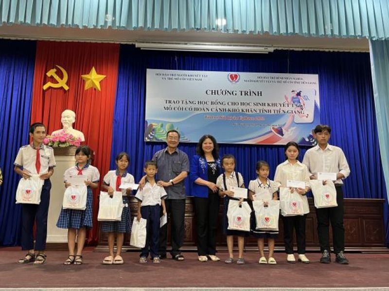 100 suất học bổng trao tặng học sinh khuyết tật, mồ côi tỉnh Tiền Giang