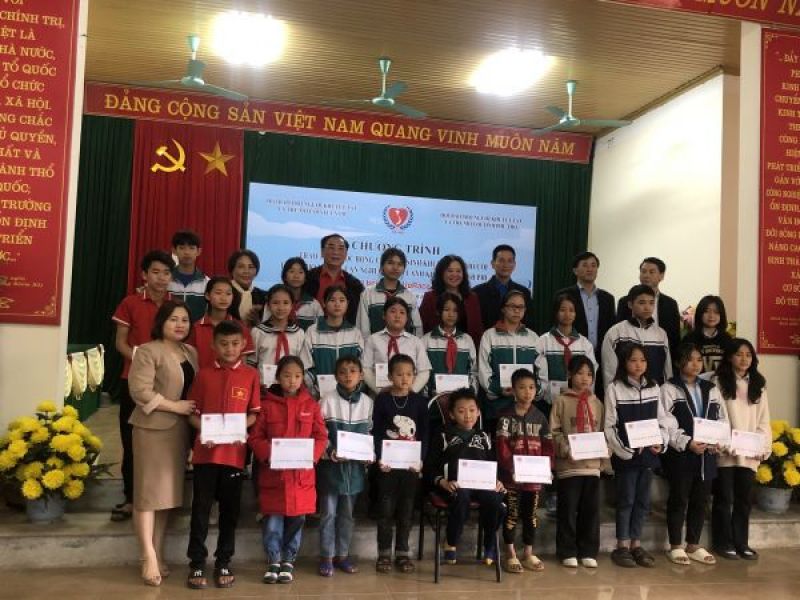 Trao tặng 25 suất học bổng cho học sinh khuyết tật, mồ côi tỉnh Phú Thọ