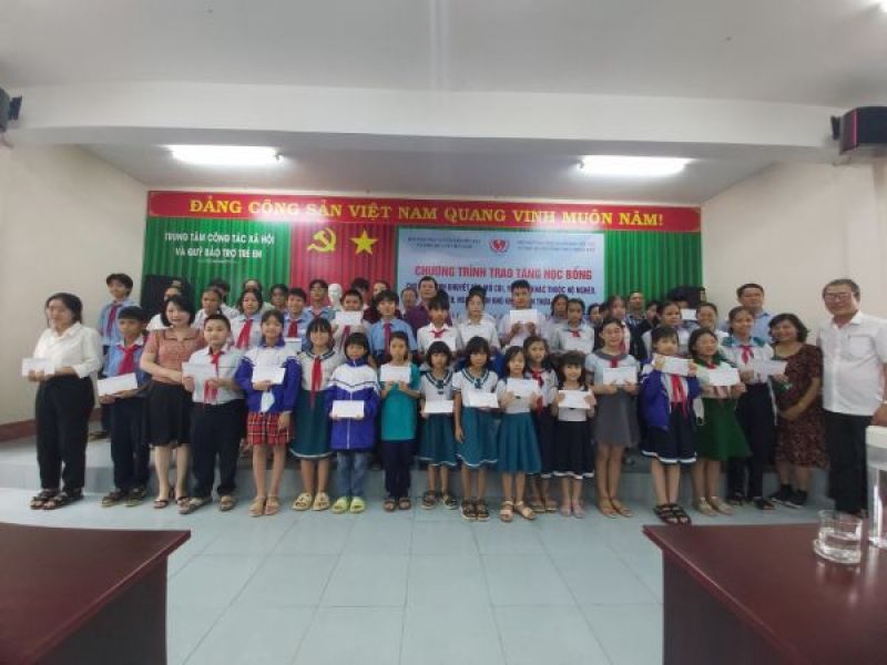 50 suất học bổng dành tặng học sinh có hoàn cảnh đặc biệt tỉnh Thừa Thiên Huế