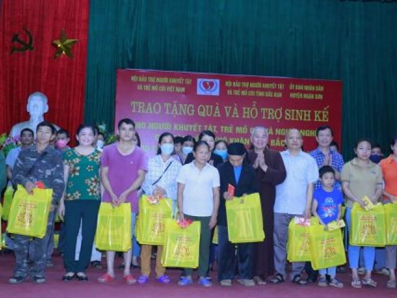 Trung ương Hội hỗ trợ sinh kế và tặng quà cho người khuyết tật huyện Ngân Sơn