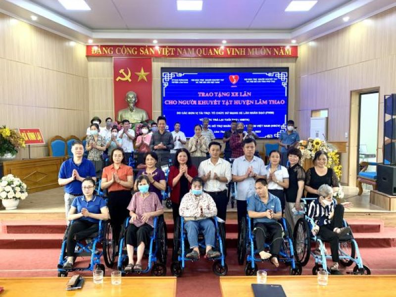 Trung ương Hội: Tập huấn, hướng dẫn sử dụng và trao tặng xe lăn cho người khuyết tật tỉnh Phú Thọ