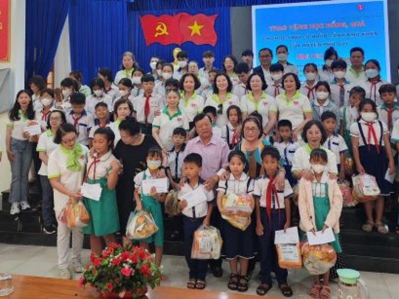 Tỉnh Hội Lâm Đồng: 121 triệu đồng trao tặng đối tượng huyện đảo Phú Quý, Bình Thuận